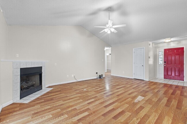 Building Photo - Cul-de-Sac Retreat with Vaulted Ceilings, Fireplace & Large Deck