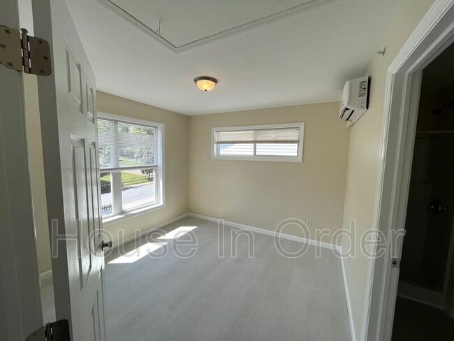 Building Photo - 307 8th Ave E