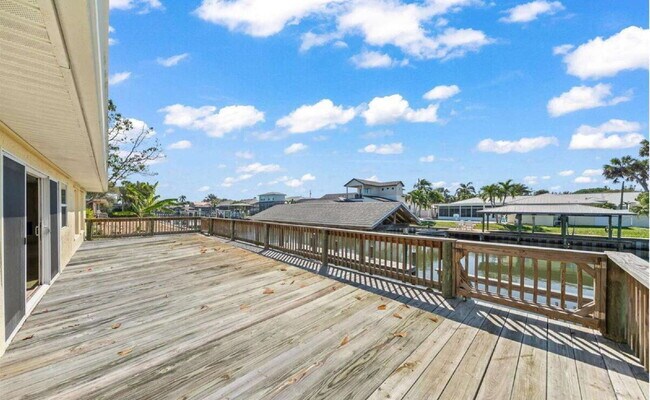 Building Photo - Melbourne Beach gem with covered boat house