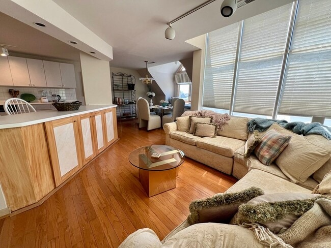 Building Photo - 131 Popes Island Rd