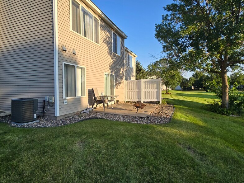 Building Photo - 15655 Finch Ave