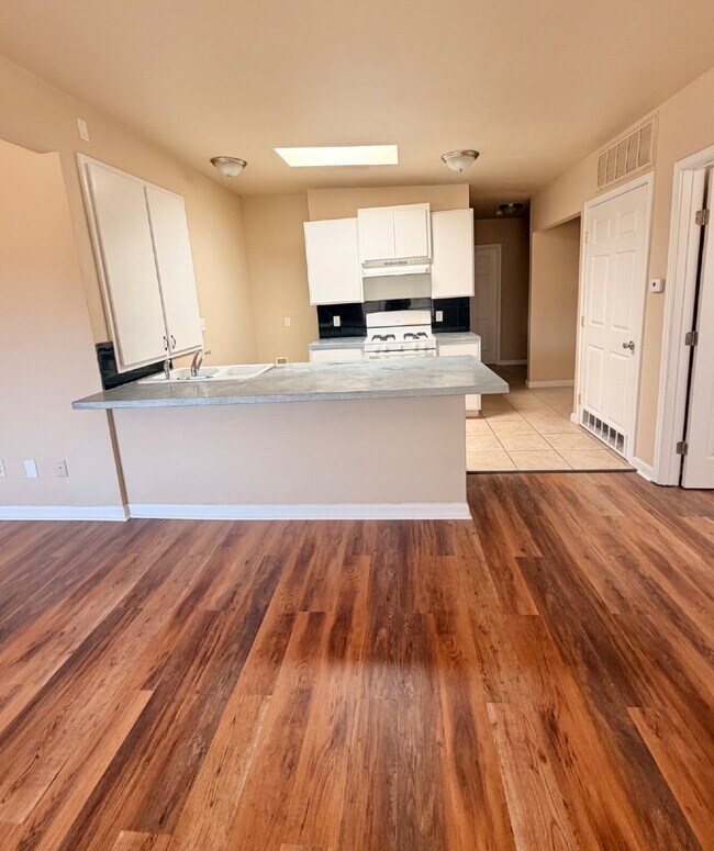 Building Photo - "Charming 3-Bed, 2-Bath Lubbock Home with Spacious 1176 Sq Ft Layout!"