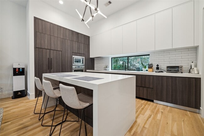 Building Photo - 711 Memorial Heights Dr