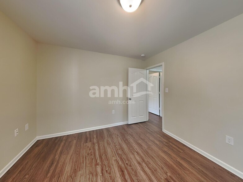 Building Photo - 211 Lindpoint Ln
