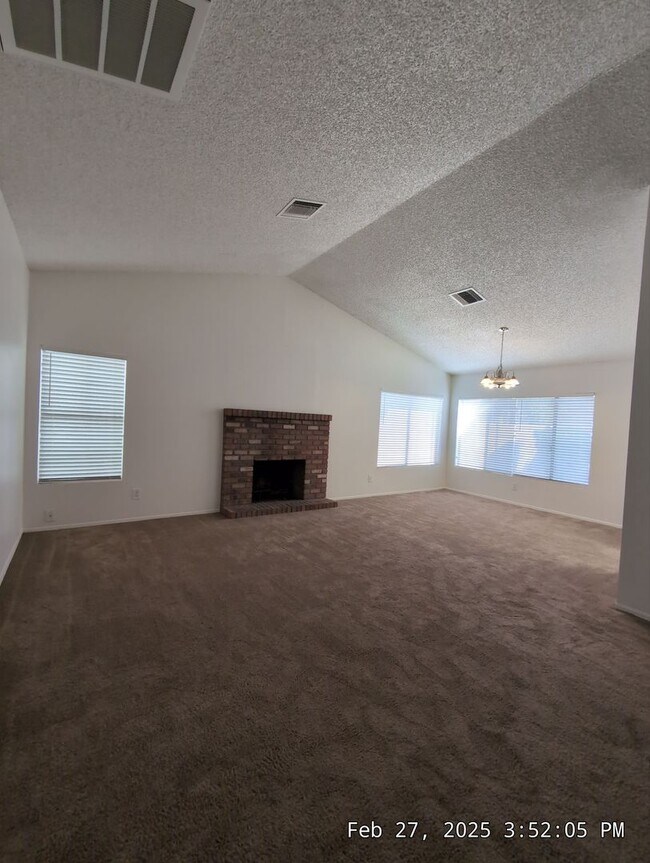 Building Photo - Welcome to your new cozy, immaculate and spacious home!