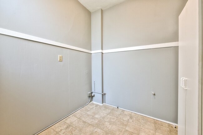 Building Photo - Baker Street 2753-55