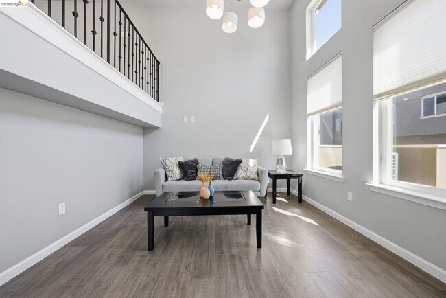 Building Photo - 817 Estancia Ter