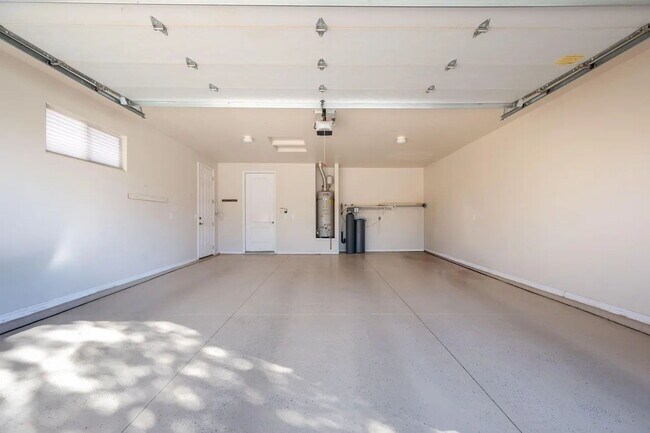 Building Photo - This beautiful Gem is ready for you to move into now.  Stunning views, spacious floor plan. Call ...