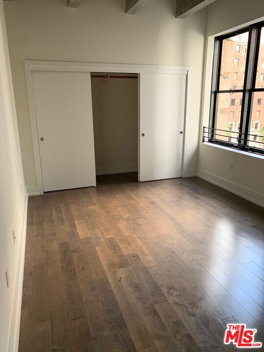 Building Photo - 727 W 7th St