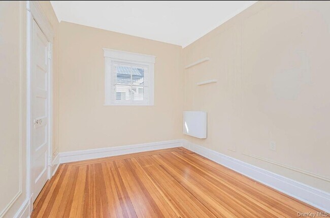 Building Photo - 409 W 261st St