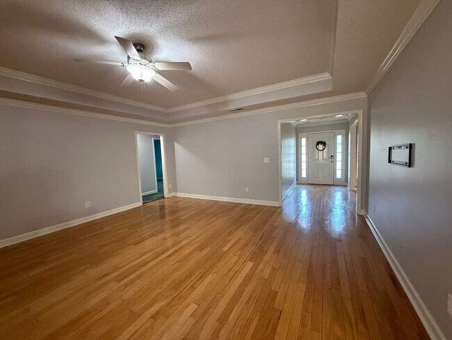 Building Photo - 4/2 Home Available Now!