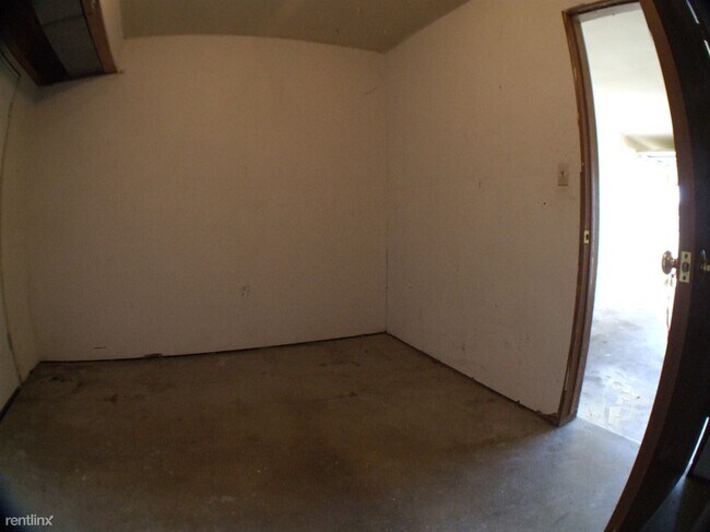 Building Photo - 2 br, 1 bath Duplex - 1985 52nd St SE