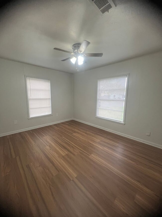 Building Photo - Charming 2/1 in Waco