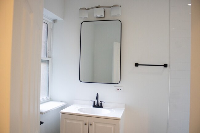 Building Photo - 2007 W Fargo Ave