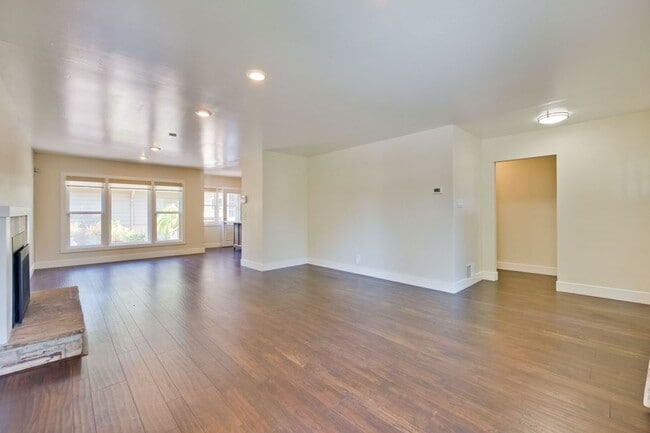 Building Photo - Beautifully remodeled 2 bed, 2 bath home.