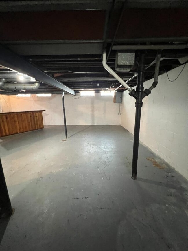 Building Photo - 15818 Maplewood Ave