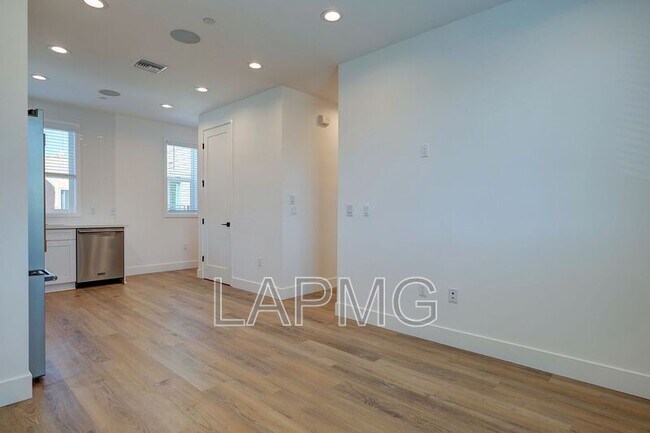 Building Photo - 4507 Saturn St