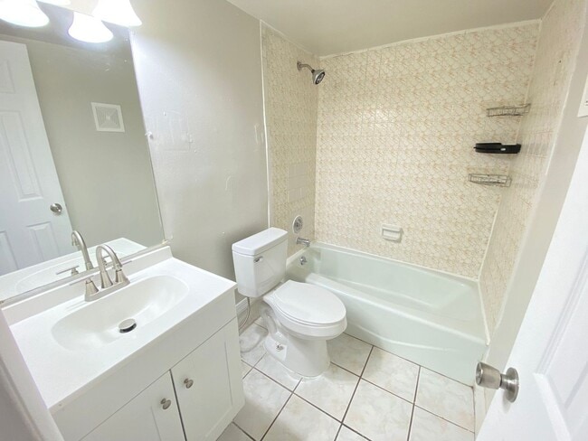 Building Photo - Apartment For Rent 2 bed / 2 bath