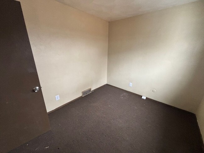 Building Photo - 3 Bedroom House