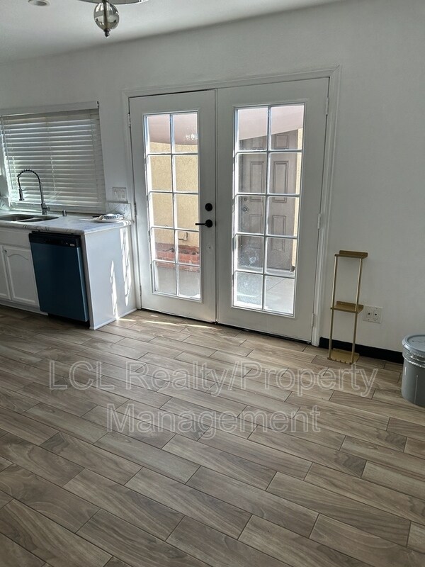 Building Photo - 1077 S Santo Antonio Dr