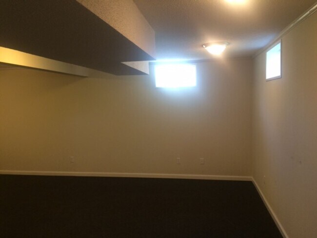 Building Photo - 3 Bed 2 Bath Home
