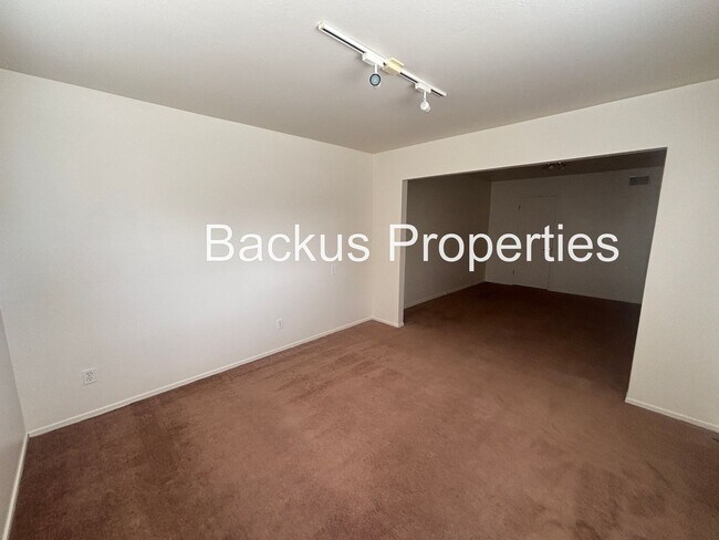 Building Photo - Great one level three bedroom home in South Salinas