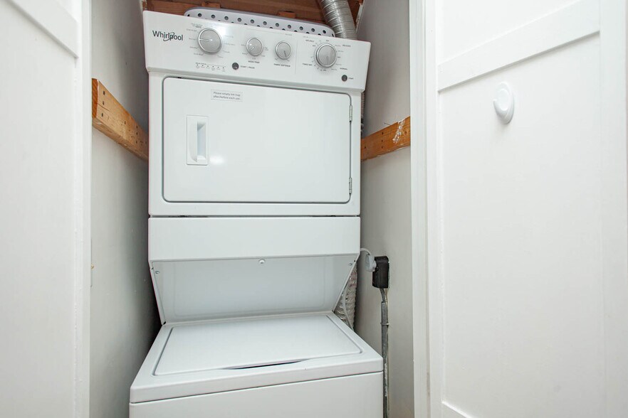 Building Photo - 402 13th ST NE