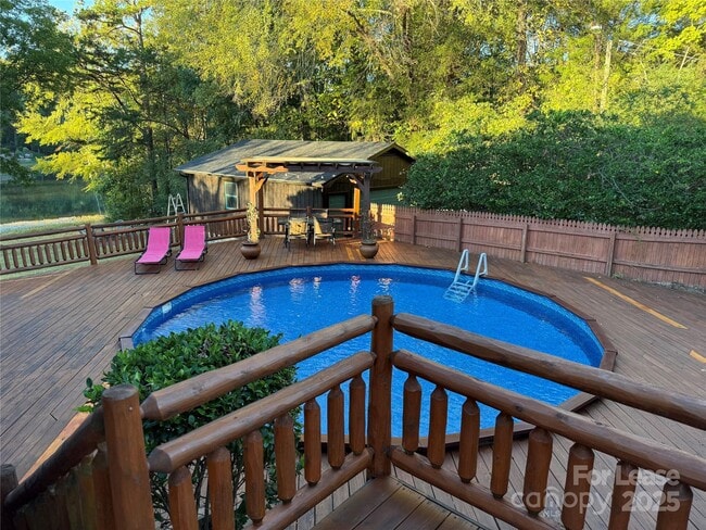 Building Photo - 1011 Lakeshore Dr