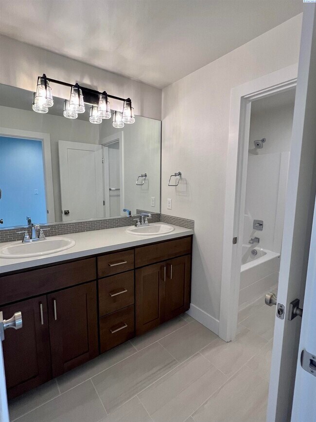 Building Photo - South Richland For Rent