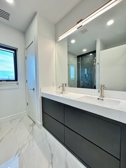 Building Photo - 85 W High St