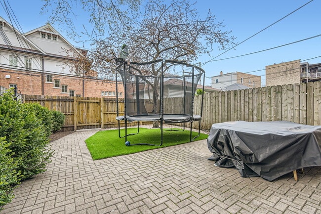 Building Photo - 4053 N Greenview Ave