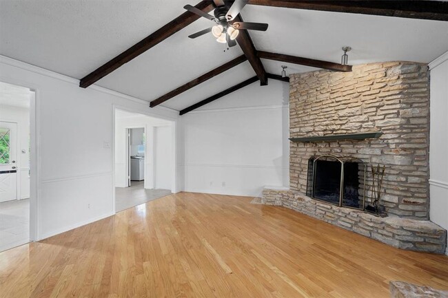 Building Photo - Perfectly Located Home Near Downtown Round...