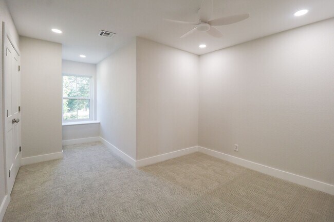 Building Photo - 4 Bed | 3 Bath on Keystone Lake!