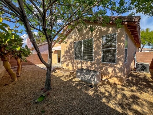 Building Photo - Charming Single-Story Home in a Prime Loca...