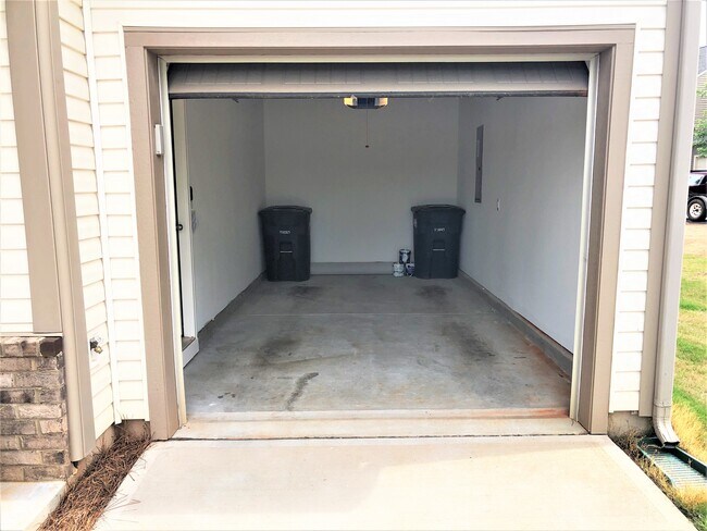 Single car garage - 113 Brookshire Ln