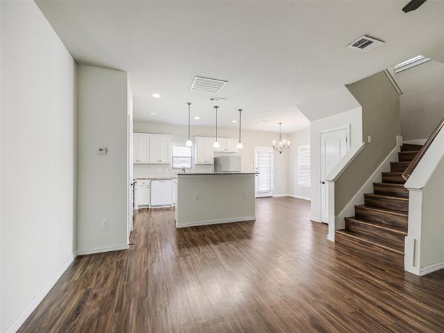 Building Photo - 4918 Villas Dr