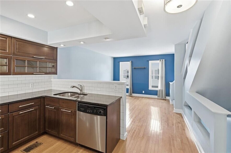 Building Photo - 856 St Charles Ave NE