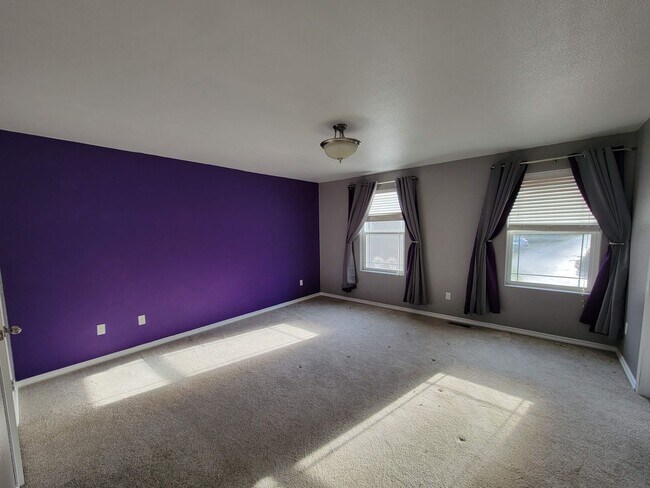 Building Photo - Spacious and Beautiful 4 bedroom in conven...