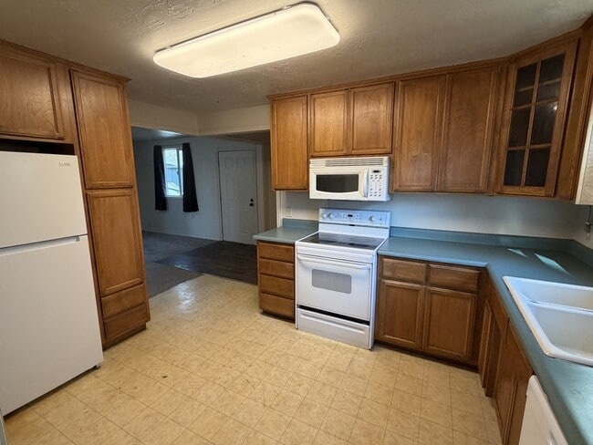 Building Photo - 1221 SW I St