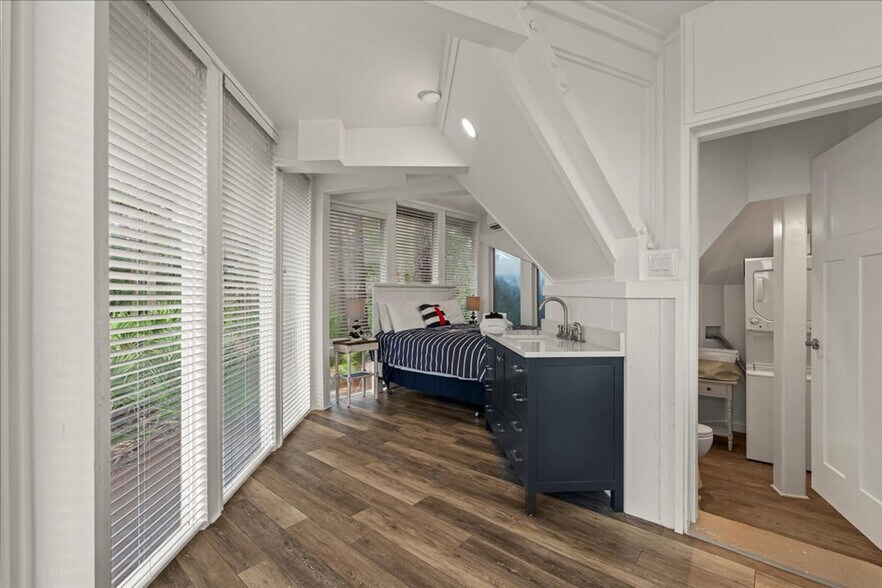 Building Photo - 2041 Deer Island Rd