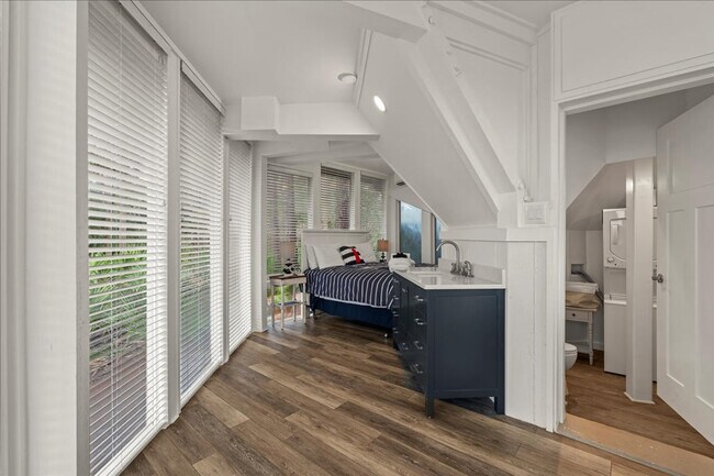 Building Photo - 2041 Deer Island Rd