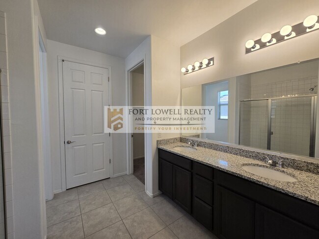 Building Photo - Modern 3 Bed / 2 Bath Home with Open Floor...