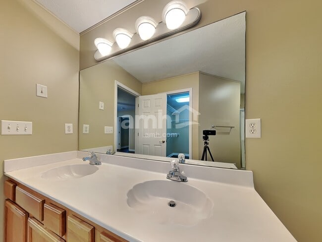 Building Photo - 1889 Bridle Path