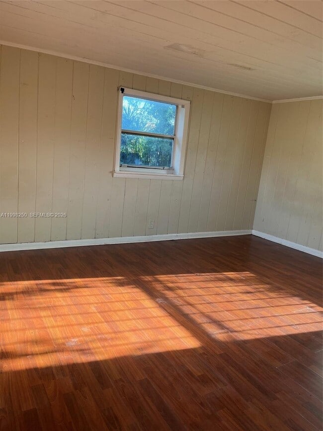 Building Photo - 538 W 1st St