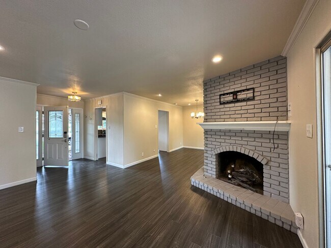 Building Photo - Upgraded Three Bedroom Duplex!