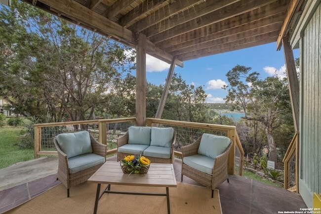 Building Photo - 693 Riviera Dr