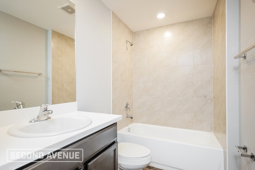 Building Photo - 930 NE 16th Terrace