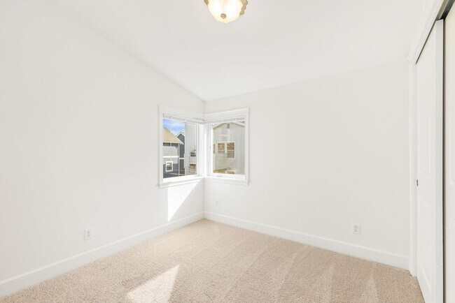 Building Photo - Fantastic Ballard 3 Bedroom 3 Bath Townhouse w/ Garage