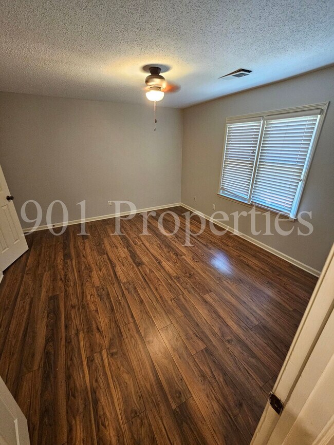 Building Photo - 8595 Riverchase Dr
