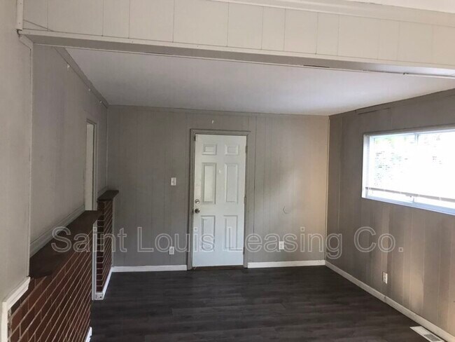 Building Photo - 370 St Edward Ln